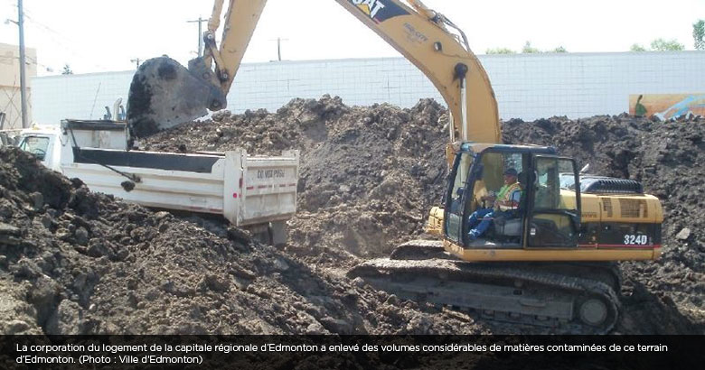 Excavatrice enlevant du sol contaminé d’un site contaminé, à Edmonton, en Alberta.