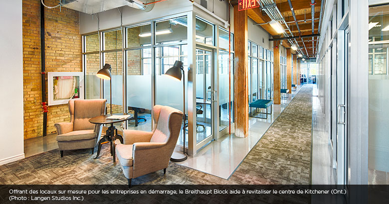 Espaces de bureau avec des fauteuils et des murs en verre à Breithaupt Block, à Kitchener, en Ontario