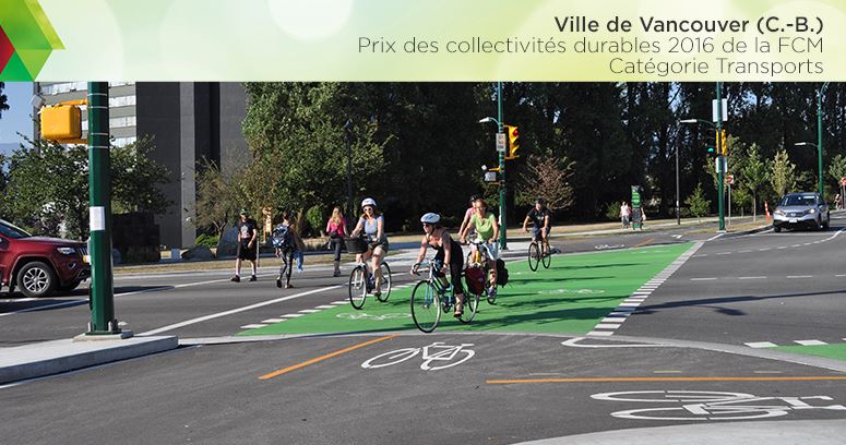 Cyclistes sur une voie cyclable et une rue améliorées à Vancouver en Colombie-Britannique, qui a remporté un Prix des collectivités durables 2016